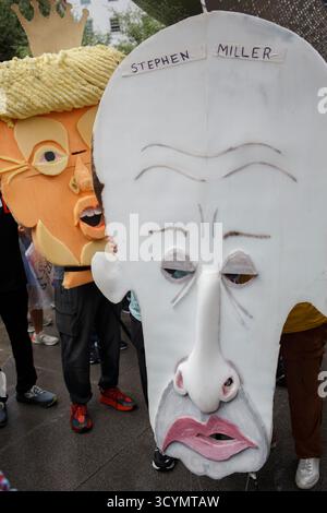 Dallas, Texas, USA. Oktober 2025. Die Demonstranten tragen Bilder von Präsident Trump und dem stellvertretenden Stabschef des Weißen Hauses für Politik und dem Heimatsicherheitsberater der Vereinigten Staaten Stephen Miller während des No Kings Protests in der Innenstadt von Dallas, Texas am Samstag. (Kreditbild: © Jaime Carrero/ZUMA Press Wire) NUR REDAKTIONELLE VERWENDUNG! Nicht für kommerzielle ZWECKE! Stockfoto