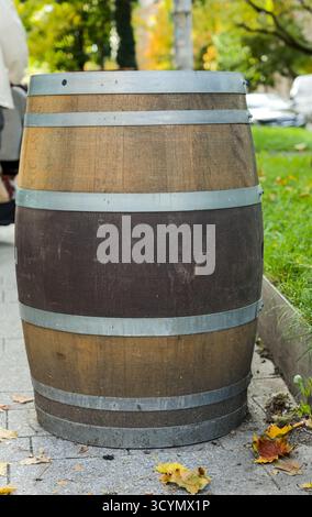 Holzfass, der als Stehtisch auf dem Bürgersteig vor einem Bistro genutzt wird. Stockfoto