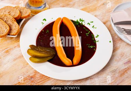 Wiener Würstchen mit Gulaschsoße Stockfoto