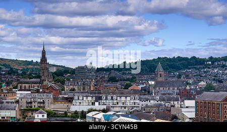 GREENOCK, SCHOTTLAND – 19. August 2024: Die Skyline von Greenock bietet historische Kirchen, moderne Wohnungen und alte Lagerhäuser, die die maritime Stadt verschmelzen Stockfoto