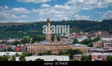 GREENOCK, SCHOTTLAND – 19. August 2024: Die Skyline von Greenock bietet historische Kirchen, moderne Wohnungen und alte Lagerhäuser, die die maritime Stadt verschmelzen Stockfoto