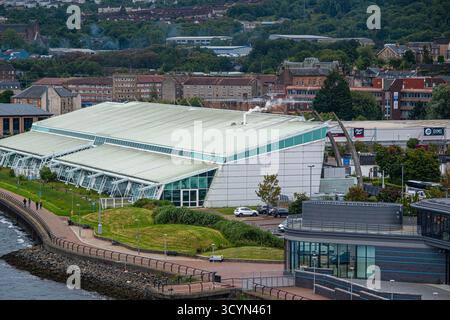 GREENOCK, SCHOTTLAND - 19. August 2024: Die moderne Fassade des Beacon Arts Centre von Greenock befindet sich am Ufer und bietet Veranstaltungen und Veranstaltungen an Stockfoto