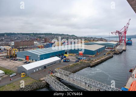 GREENOCK, SCHOTTLAND – 19. August 2024: Kreuzfahrtpassagiere steigen am Greenock Ocean Terminal aus, einem Drehkreuz, der sowohl Touristen als auch Güterverkehr im schottischen i teilen Stockfoto