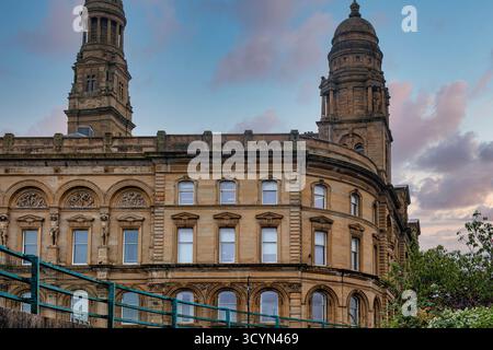GREENOCK, SCHOTTLAND – 19. August 2024: Die italienische Fassade und die zwei Kuppeln des historischen Greenock Custom House spiegeln den reichen maritimen und bogenförmigen Charakter der Stadt wider Stockfoto