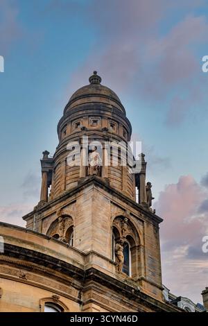 GREENOCK, SCHOTTLAND – 19. August 2024: Die italienische Fassade und die zwei Kuppeln des historischen Greenock Custom House spiegeln den reichen maritimen und bogenförmigen Charakter der Stadt wider Stockfoto