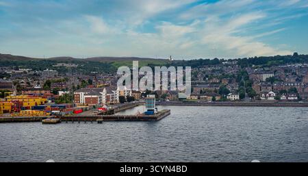 GREENOCK, SCHOTTLAND - 19. August 2024: Der Hafen von Greenock dient als Haupttor nach Glasgow mit seiner Mischung aus Schifffahrt und viktorianischer Architektur Stockfoto