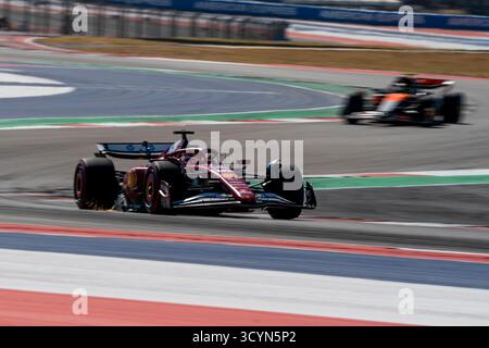 Austin, Usa. Oktober 2025. Monaco's Formel-1-Fahrer Charles Leclerc von Scuderia Ferrari vor dem britischen Formel-1-Fahrer Lando Norris vom McLaren F1 Team während des Formel-1-Grand Prix der Vereinigten Staaten auf dem Circuit of the Americas in Austin, Texas am Sonntag, den 19. Oktober 2025. Foto: Greg Nash/UPI Credit: UPI/Alamy Live News Stockfoto
