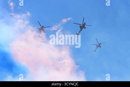19. Oktober 2025, Circuit of the Americas, Austin, FORMEL 1 MSC CRUISES UNITED STATES GRAND PRIX 2025, im Bild fliegen Kampfhubschrauber über die Austin Rennstrecke. Stockfoto