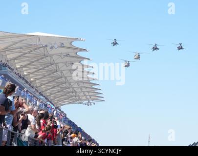 19. Oktober 2025, Circuit of the Americas, Austin, FORMEL 1 MSC CRUISES UNITED STATES GRAND PRIX 2025, im Bild fliegen Kampfhubschrauber über die Austin Rennstrecke. Stockfoto