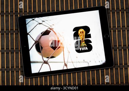 Nahaufnahme eines iPad mit dem Logo der fifa-Weltmeisterschaft 2026 in der rechten Ecke mit einem Torkonzept und einem Holzhintergrund Stockfoto