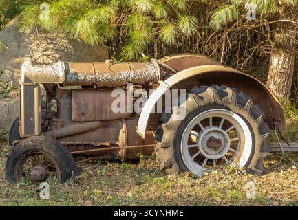 Ein alter rostender Traktor Stockfoto