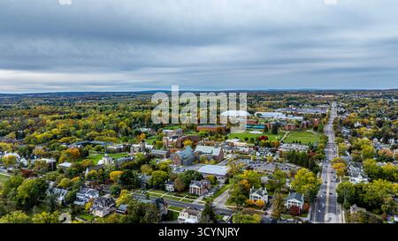 Genf, NY, USA - 17. Oktober 2025: Luftbild über dem Seneca Lake und der Stadt Genf New York Stockfoto