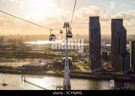IFS Cloud Cable Car - Blick auf die Themse der Isle of Dogs Docklands bei Sonnenuntergang Stockfoto