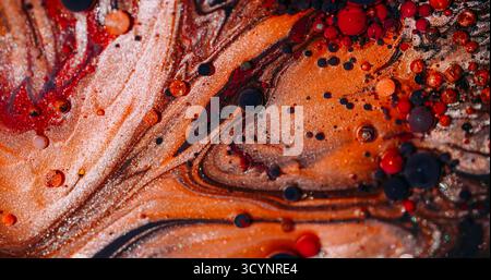 Bunte Ölmischung. Malabstraktion. Unscharfe orange rote lila Glitzer nasse Blasen runden Fluss Kreis auf Acrylkunsthintergrund. Stockfoto