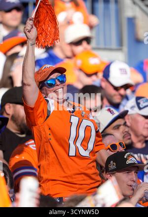 Denver, Colorado, USA. 19. Oktober 2025: Ein Denver Broncos Fan bejubelt ihr Team in der zweiten Hälfte des Fußballspiels zwischen den Denver Broncos und den New York Giants. Derek Regensburger/CSM. Quelle: Cal Sport Media/Alamy Live News Stockfoto