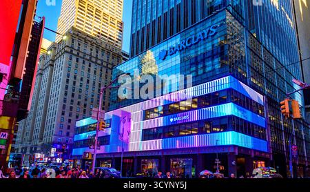 New York, USA, Barclays Building beleuchtet die 7th Avenue am Dusk – Times Square. Stockfoto