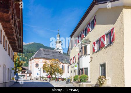 Kirche Lermoos, Hotel Post Lermoos Tiroler Zugspitz Arena Tirol, Tirol Österreich Stockfoto