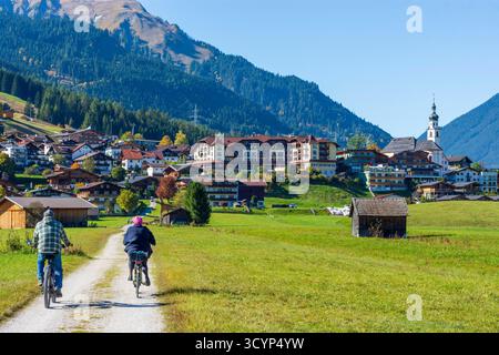 Dorf und Kirche Lermoos, Wiesen, Scheunen Lermoos Tiroler Zugspitz Arena Tirol, Tirol Österreich Stockfoto