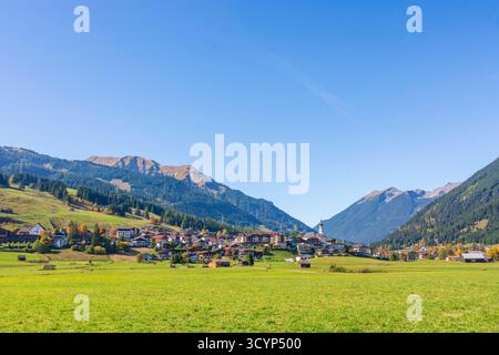 Dorf und Kirche Lermoos, Wiesen, Scheunen Lermoos Tiroler Zugspitz Arena Tirol, Tirol Österreich Stockfoto