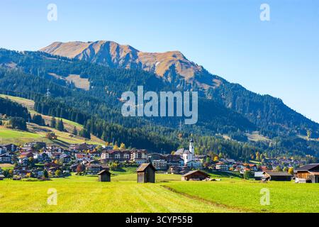 Dorf und Kirche Lermoos, Wiesen, Scheunen Lermoos Tiroler Zugspitz Arena Tirol, Tirol Österreich Stockfoto