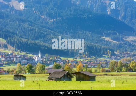 Dorf und Kirche Lermoos, Wiesen, Scheunen Lermoos Tiroler Zugspitz Arena Tirol, Tirol Österreich Stockfoto