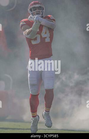 Kansas City, MO. Der Linebacker Leo Chenal (54) der Kansas City Chiefs tritt am Sonntag, den 19. Oktober 2025, im Arrowhead Stadium auf das Feld ein, bevor er gegen die Las Vegas Raiders spielt. Die Chiefs schlugen die Raiders mit 31:0. (Kim Hukari/Bild des Sports) Stockfoto