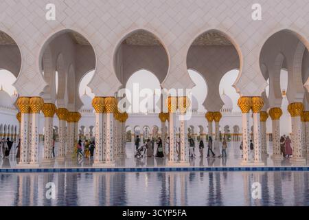 Besuchermassen und Touristen in der Scheich-Zayed-Moschee in Abu Dhabi. Stockfoto