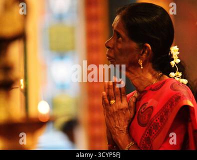 MALAYSIA KUALA LUMPUR .20/10/2025 .Deepavali, auch bekannt als Diwali, ist eines der verheißungsvollsten Festivals für Hindus in Malaysia und auf der ganzen Welt. Das Wort Deepavali bedeutet eine Reihe von Lichtern. Sie wird im Monat Aippasi im tamilischen Kalender von Oktober bis November gefeiert, während der Zeit, in der es keinen sichtbaren Mond gibt. Hindus glauben, dass es den Triumph von Brillanz über Dunkelheit und gut über Böse bedeutet. Am Vorabend von Deepavali schmücken die meisten Hindus in Malaysia ihre Häuser mit Rangoli, einer Zeichnung aus buntem Reismehl, um ihre Gäste willkommen zu heißen Stockfoto