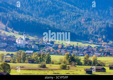 Dorf und Kirche Lermoos, Wiesen, Scheunen Lermoos Tiroler Zugspitz Arena Tirol, Tirol Österreich Stockfoto