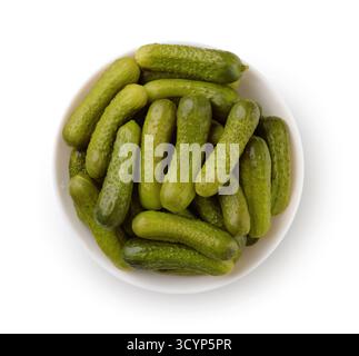 Draufsicht der eingelegten Gurken in der Schüssel isoliert auf weiß Stockfoto