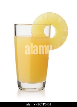 Glas Ananassaft mit Ananasscheibe isoliert auf weiß Stockfoto