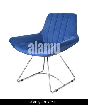 Blauer moderner Samtsessel isoliert auf weiß Stockfoto
