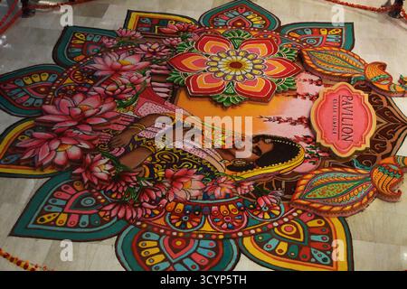 MALAYSIA KUALA LUMPUR .20/10/2025 .Deepavali, auch bekannt als Diwali, ist eines der verheißungsvollsten Festivals für Hindus in Malaysia und auf der ganzen Welt. Das Wort Deepavali bedeutet eine Reihe von Lichtern. Sie wird im Monat Aippasi im tamilischen Kalender von Oktober bis November gefeiert, während der Zeit, in der es keinen sichtbaren Mond gibt. Hindus glauben, dass es den Triumph von Brillanz über Dunkelheit und gut über Böse bedeutet. Am Vorabend von Deepavali schmücken die meisten Hindus in Malaysia ihre Häuser mit Rangoli, einer Zeichnung aus buntem Reismehl, um ihre Gäste willkommen zu heißen Stockfoto