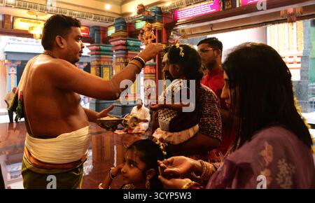 MALAYSIA KUALA LUMPUR .20/10/2025 .Deepavali, auch bekannt als Diwali, ist eines der verheißungsvollsten Festivals für Hindus in Malaysia und auf der ganzen Welt. Das Wort Deepavali bedeutet eine Reihe von Lichtern. Sie wird im Monat Aippasi im tamilischen Kalender von Oktober bis November gefeiert, während der Zeit, in der es keinen sichtbaren Mond gibt. Hindus glauben, dass es den Triumph von Brillanz über Dunkelheit und gut über Böse bedeutet. Am Vorabend von Deepavali schmücken die meisten Hindus in Malaysia ihre Häuser mit Rangoli, einer Zeichnung aus buntem Reismehl, um ihre Gäste willkommen zu heißen Stockfoto
