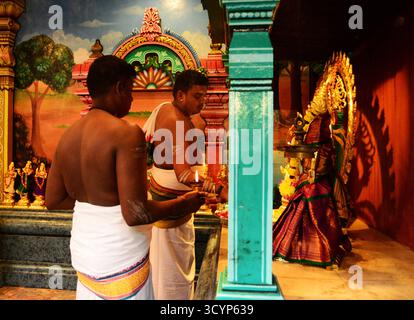 MALAYSIA KUALA LUMPUR .20/10/2025 .Deepavali, auch bekannt als Diwali, ist eines der verheißungsvollsten Festivals für Hindus in Malaysia und auf der ganzen Welt. Das Wort Deepavali bedeutet eine Reihe von Lichtern. Sie wird im Monat Aippasi im tamilischen Kalender von Oktober bis November gefeiert, während der Zeit, in der es keinen sichtbaren Mond gibt. Hindus glauben, dass es den Triumph von Brillanz über Dunkelheit und gut über Böse bedeutet. Am Vorabend von Deepavali schmücken die meisten Hindus in Malaysia ihre Häuser mit Rangoli, einer Zeichnung aus buntem Reismehl, um ihre Gäste willkommen zu heißen Stockfoto