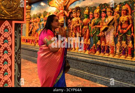 MALAYSIA KUALA LUMPUR .20/10/2025 .Deepavali, auch bekannt als Diwali, ist eines der verheißungsvollsten Festivals für Hindus in Malaysia und auf der ganzen Welt. Das Wort Deepavali bedeutet eine Reihe von Lichtern. Sie wird im Monat Aippasi im tamilischen Kalender von Oktober bis November gefeiert, während der Zeit, in der es keinen sichtbaren Mond gibt. Hindus glauben, dass es den Triumph von Brillanz über Dunkelheit und gut über Böse bedeutet. Am Vorabend von Deepavali schmücken die meisten Hindus in Malaysia ihre Häuser mit Rangoli, einer Zeichnung aus buntem Reismehl, um ihre Gäste willkommen zu heißen Stockfoto