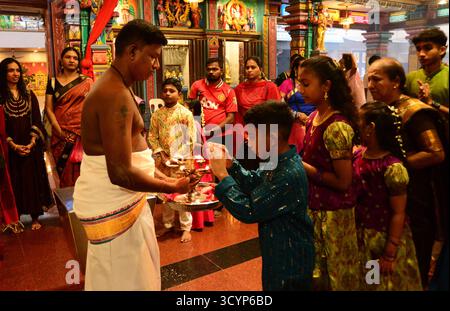 MALAYSIA KUALA LUMPUR .20/10/2025 .Deepavali, auch bekannt als Diwali, ist eines der verheißungsvollsten Festivals für Hindus in Malaysia und auf der ganzen Welt. Das Wort Deepavali bedeutet eine Reihe von Lichtern. Sie wird im Monat Aippasi im tamilischen Kalender von Oktober bis November gefeiert, während der Zeit, in der es keinen sichtbaren Mond gibt. Hindus glauben, dass es den Triumph von Brillanz über Dunkelheit und gut über Böse bedeutet. Am Vorabend von Deepavali schmücken die meisten Hindus in Malaysia ihre Häuser mit Rangoli, einer Zeichnung aus buntem Reismehl, um ihre Gäste willkommen zu heißen Stockfoto