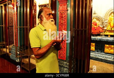 MALAYSIA KUALA LUMPUR .20/10/2025 .Deepavali, auch bekannt als Diwali, ist eines der verheißungsvollsten Festivals für Hindus in Malaysia und auf der ganzen Welt. Das Wort Deepavali bedeutet eine Reihe von Lichtern. Sie wird im Monat Aippasi im tamilischen Kalender von Oktober bis November gefeiert, während der Zeit, in der es keinen sichtbaren Mond gibt. Hindus glauben, dass es den Triumph von Brillanz über Dunkelheit und gut über Böse bedeutet. Am Vorabend von Deepavali schmücken die meisten Hindus in Malaysia ihre Häuser mit Rangoli, einer Zeichnung aus buntem Reismehl, um ihre Gäste willkommen zu heißen Stockfoto
