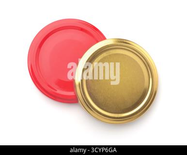 Draufsicht auf zwei goldene und rote Metalldeckel, isoliert auf weiß Stockfoto