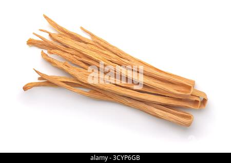 Draufsicht auf getrocknete yuba-Tofu-Hautstäbchen isoliert auf weiß Stockfoto