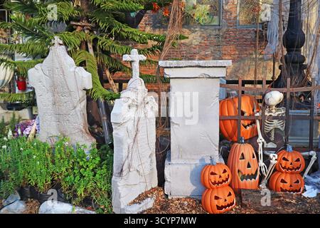 Gruselige Halloween-Wohnkultur mit Grabsteinen und Jack-O'-Laternen-Kürbissen Stockfoto