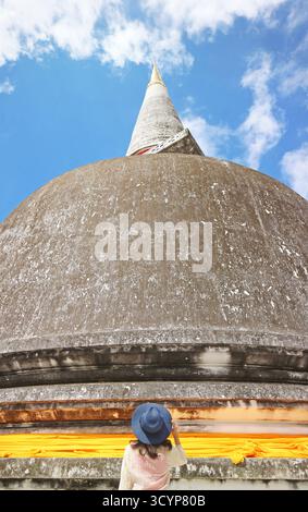 Atemberaubende 55,78 Meter hohe Main Chedi im lankischen Stil des Wat Phra Mahathat Woramahawihan Buddhistischen Tempels, Nakhon Si Thammarat, Südthailand Stockfoto