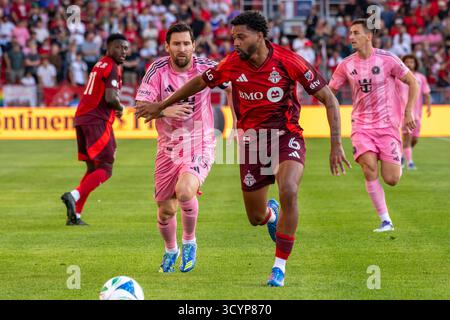 #6 Kosi Thompson (R) und #10 Lionel Messi (L) im MLS-Spiel zwischen Toronto FC und Inter Miami FC im BMO Field. Endstand: Toronto FC 1:1 Inter Miami FC Stockfoto