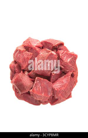 Dieses Display zeigt frische, geschnittene Stücke rotes Fleisch isoliert auf einem sauberen weißen Hintergrund, ideal für die Präsentation von Speisen und das kulinarische Design. Stockfoto