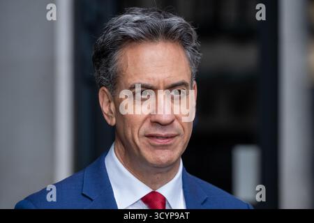 Ed Miliband, Secretary of State for Energy Security and Net Zero, spricht nach seinem Auftritt in der Laura Kuenssberg Show in London am 19. Oktober 2025 mit Sendern außerhalb des BBC Broadcasting House. Stockfoto