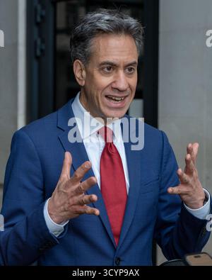 Ed Miliband, Secretary of State for Energy Security and Net Zero, spricht nach seinem Auftritt in der Laura Kuenssberg Show in London am 19. Oktober 2025 mit Sendern außerhalb des BBC Broadcasting House. Stockfoto