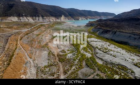 Aus der Vogelperspektive des Kouris Reservoir in der Nähe der verlassenen Kirche St. Nikolaus, Bezirk Limassol, Zypern. Stockfoto