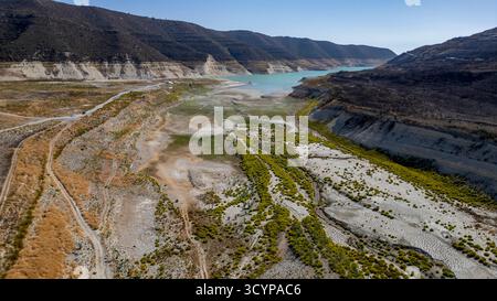 Aus der Vogelperspektive des Kouris Reservoir in der Nähe der verlassenen Kirche St. Nikolaus, Bezirk Limassol, Zypern. Stockfoto