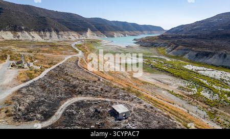 Aus der Vogelperspektive des Kouris Reservoir in der Nähe der verlassenen Kirche St. Nikolaus, Bezirk Limassol, Zypern. Stockfoto