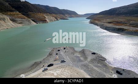 Aus der Vogelperspektive des Kouris Reservoir in der Nähe der verlassenen Kirche St. Nikolaus, Bezirk Limassol, Zypern. Stockfoto